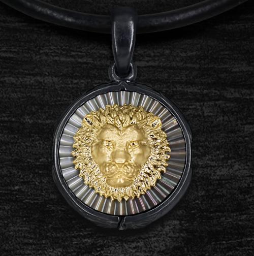 Momento Lion Pendant